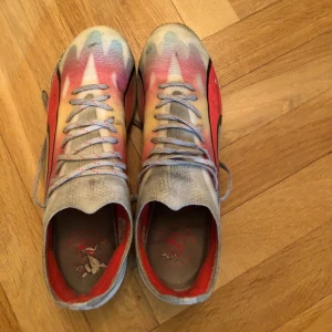 Fotbollsskor puma ultras  - Jag säljer nu mina puma ultras eftersom att de  inte passar mig längre bra skick på en skala från 7-10 pris kan diskuteras 