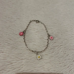 Sommararmband med blommor - Säljer detta fina sommar armbandet med söta blommor på💗🌸🌺 Armbandet är i bra skick. Tyvärr så vet jag inte var det kommer ifrån då jag fått det i present, jag vet heller inte  vilken storlek det är på den men skulle säga att den är ganska liten.💗💗