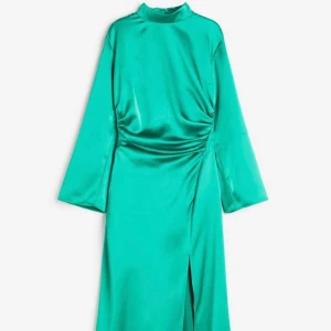 Siden klänning  - Klänning endast använd vid ett tillfälle. Köpt från H&M för 499kr säljs för 299kr