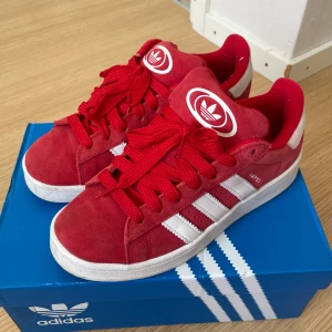 Adidas campus 00 - Säljer nu mina adidas campus 00 då dom är lite försmå. Endast använda 2 gånger. I storlek 38 2/3 men skulle säga att dom sitter som 39. Köpta på adidas hemsida. 