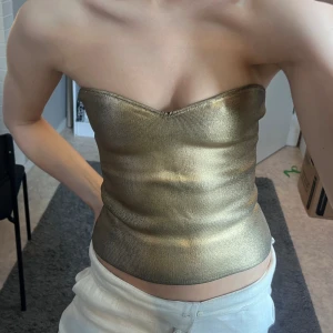 Tubtopp  - Guldig tubtopp från zara