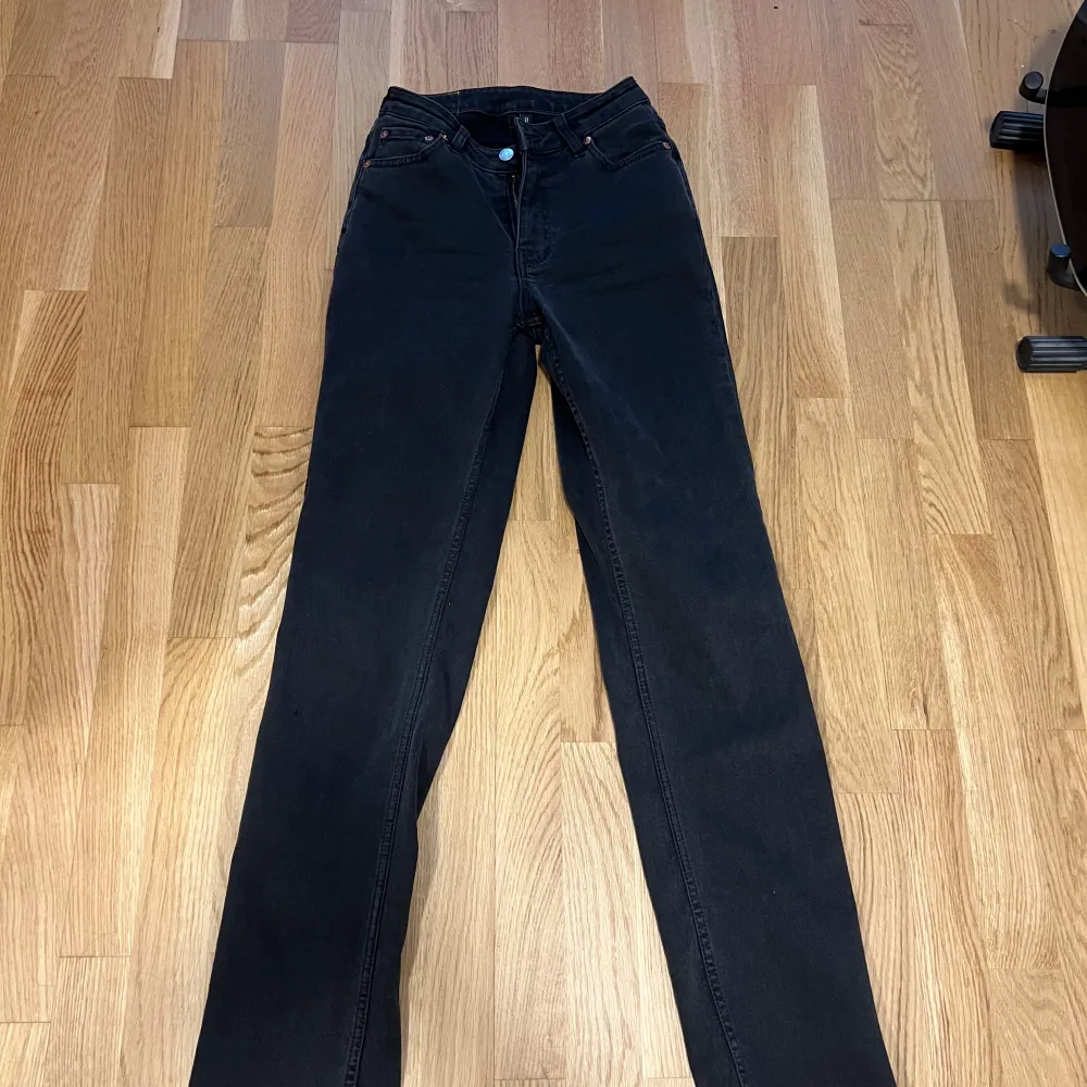 Jeans från weekday i modellen Twig. Medelhög midja, endast använd fåtal gånger. Jeans & Byxor.