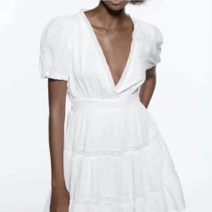 Zara klänning  - Otroligt fin zara klänning köpte för ett år sedan men har aldrig kommit till användning! Sista bilden är lånad, (prislappen är ej kvar) slutsåld 💞