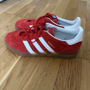 Adidas Gazelle strl 40 - Snygga röda Gazelle i strl 40, använd fåtal gånger så fortfarande i fint skick💕 köpta från zalando för 1345, slutsålda
