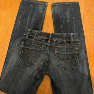 Lågmidjade raka Levi’s jeans med schyssta detaljer på framsidan, oanvändna, midja 37 cm, längd 107cm