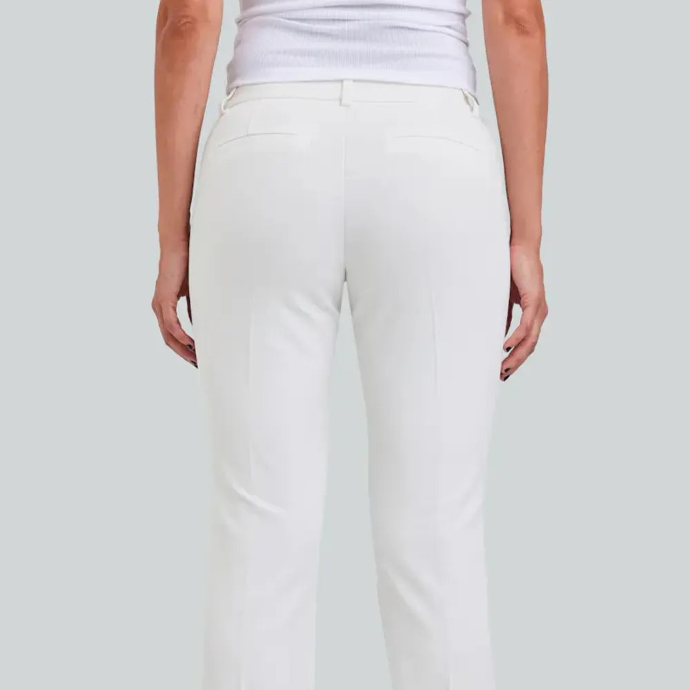 Populära vita lågmidjade kostymbyxor med små slits längst ner från bikbok (vera modellen), bra skick, inga defekter och sitter super snyggt på!❤️ Nypris: 499kr. Jeans & Byxor.