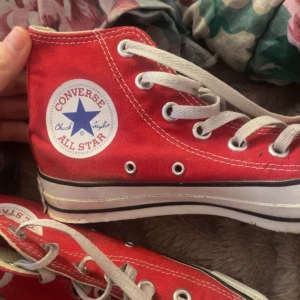röda converse - ett par röda converse skor i storlek 36! skriv privat för bättre bilder eller frågor!! pris går att diskuteras 