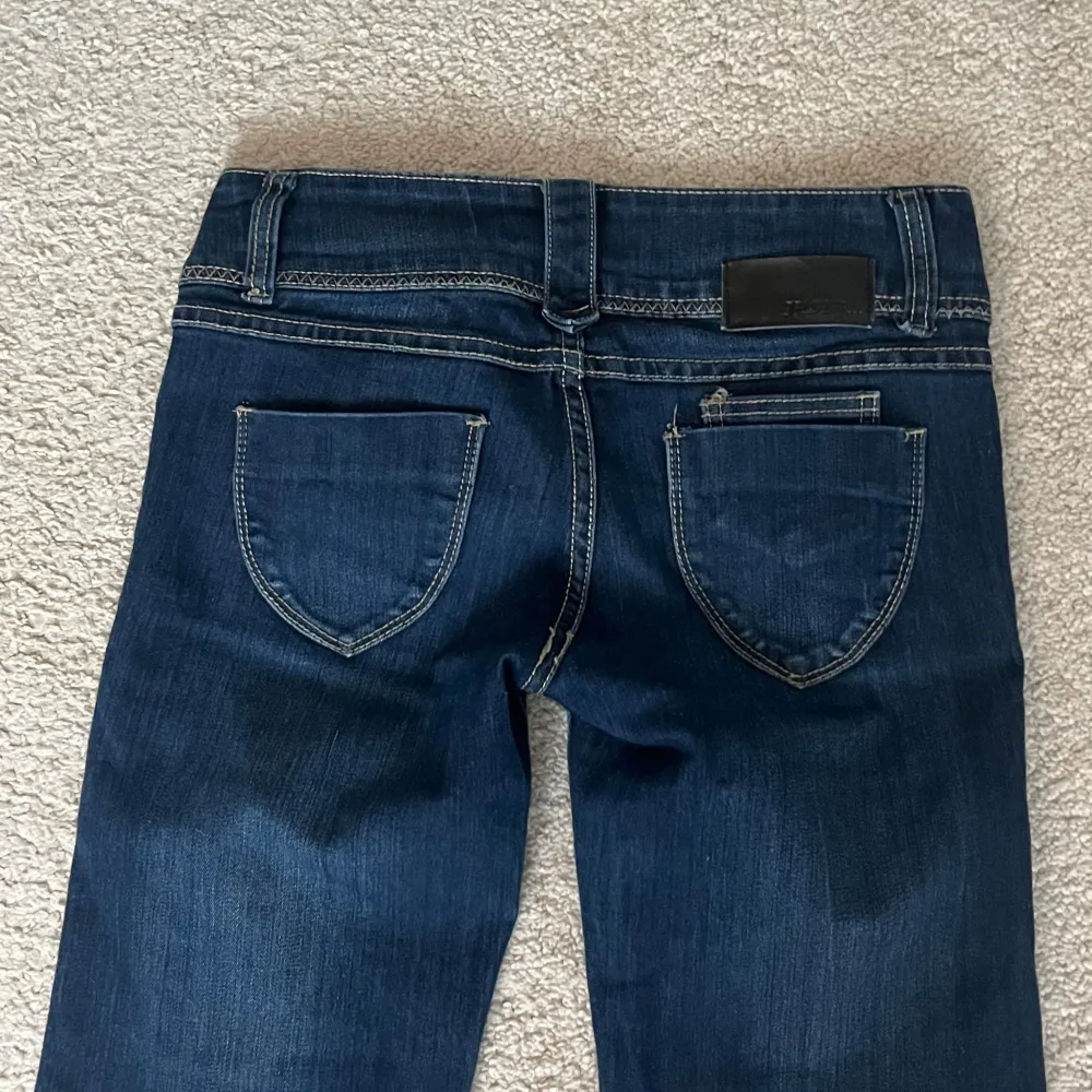 Utsvängda jeans med coola detaljer . Jeans & Byxor.