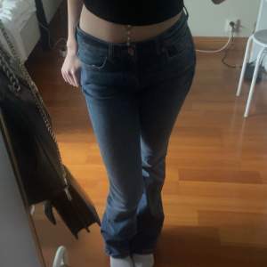 lågmidjade bootcut jeans från kappahl. Använda fåtal gånger, i nyskick.