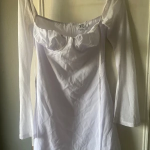 Vit klänning - Vit klänning från springes Polly. Har lite fläckar som inte syns så mycket. 