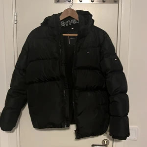 Tommy hilfiger jacka - En fin Tommy hilfiger jacka som jag köpte ungefär vid julafton. Den är för 164 lång så typ xss eller xs