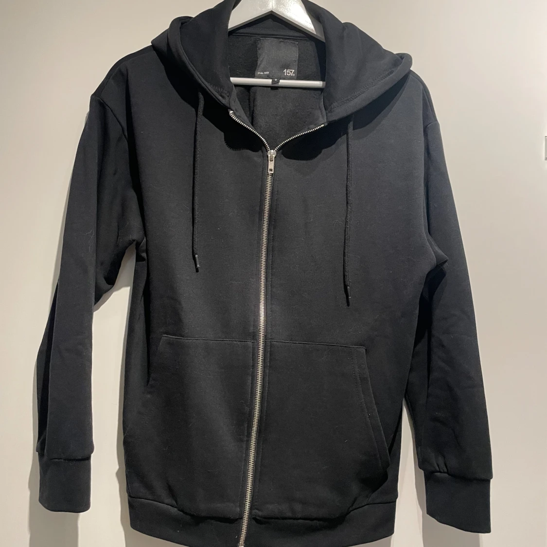 Svart huvtröja med dragkedja 