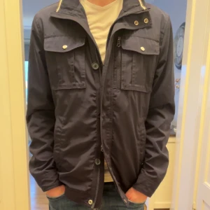 J. Lindberg jacka  - Field jacket från J. Lindberg i storlek L  Jackan är i fint skick och säljes pågrund av att den är för stor för mig. Pris kan diskuteras 