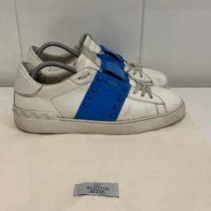 Valentino skor - Hej! Säljer nu dessa super snygga valentino skor. Skorna är i fint skick 7/10(en bit saknas) bara skorna medföljer vid köp 