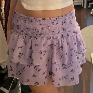 säljer denna jättegulliga lila kjolen från cubus som använts en gång på en skolavslutning. kan även användas som en topp om man föredrar det. köps via köp nu, kom privat om du har frågor eller vill ha fler bilder. 💋💋