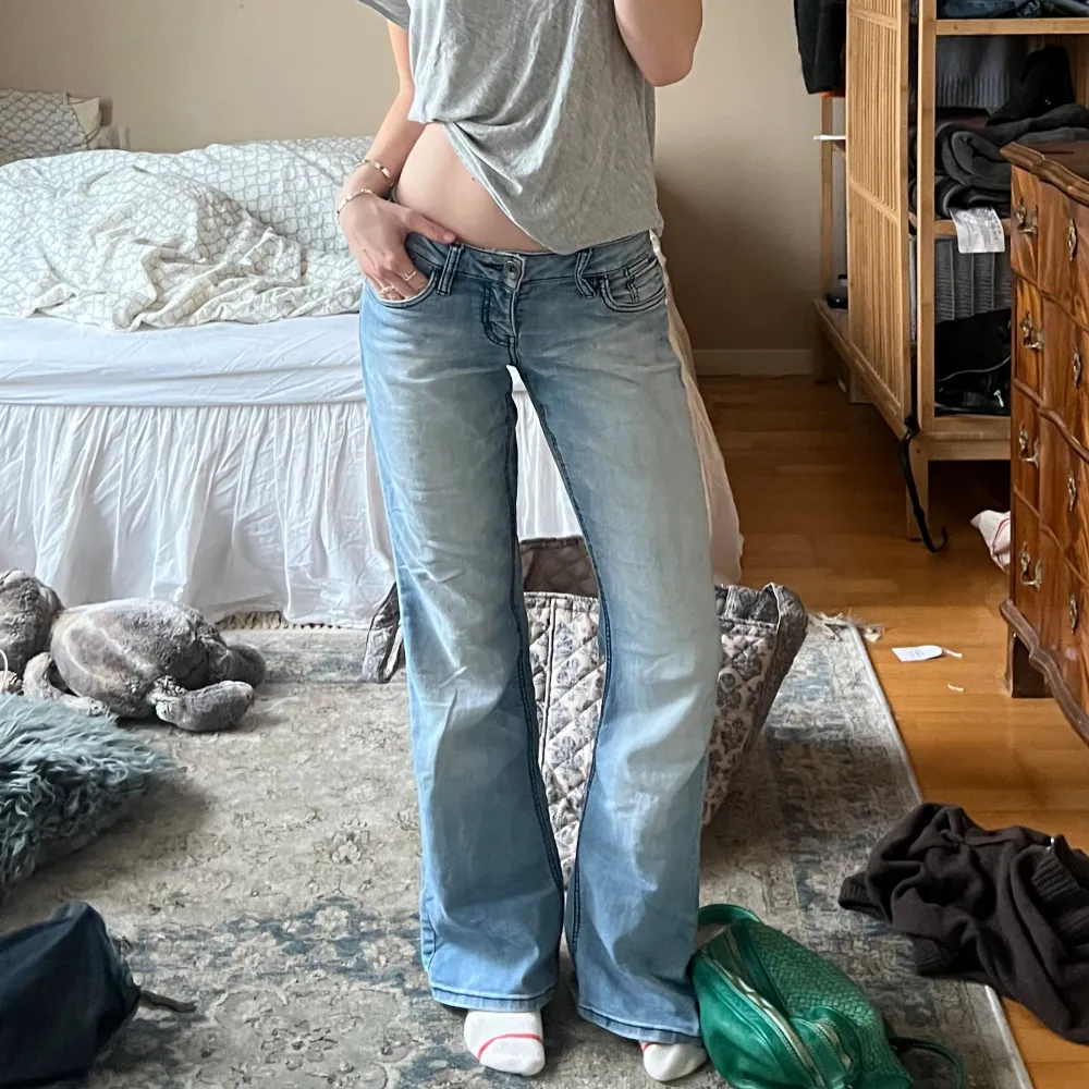 Lågmidjade ljusblå jeans! Midjemått 39cm och innerbenslängd 81 cm! 🖤. Jeans & Byxor.
