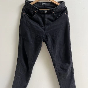 Svarta mom jeans  - Mycket bra skick! Finns på andra sidor