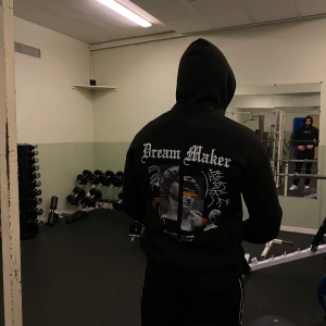Svart designat Hoodie! - Hejsan! Säljer en hoodie som är mjuk och skön. Den är varm och ser bra ut, nästan som ny. Har ficka för saker och snöre i luvan. Perfekt för både träning och att ha på stan. Passa på att köpa!  