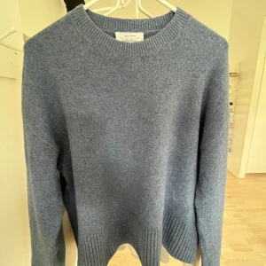 Stickad tröja  - Supermysig tröja från Other Stories! Den är en mörkare blå med vida armar. Så fin kvalitet! Nypris 500kr. Storlek S. Nyskick💕