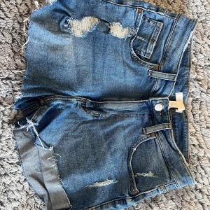 Jeansshorts - Oanvända. Storlek 40 - passar även 38. Köparen står för ev frakt. 
