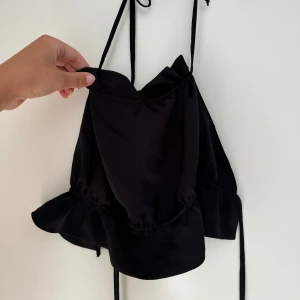 Svart topp - Svart topp från Gina Tricot. Sparsamt använd i storlek 36. Klippt bort lappen med tvättreglerna.