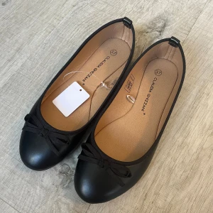 Ballerinaskor  - Säljer dessa svarta ballerinaskor i stl 37. Aldrig använda 