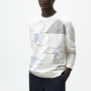 Sweatshirt - Sweatshirt med broderi från Zara. Storlek M och använd en gång. Nyskick!🌟🌟