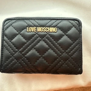 Love moschino  - Super fin plånbok i ny skick, nypris 900kr  Pris går att diskutera 