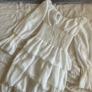 Vit klänning  - Vit klänning från boohoo, storlek 36 men skulle säga den passar från 32-18, aldrig använd, perfekt skick