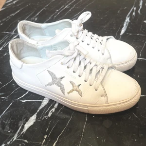 Axel arigato skor - Säljer mina axel arigato skor!❤️Pris går att diskuter vid en snabb affär🌸 De är i strl 37 och är i fint skick. De är använda och har små defekter men inget stort!🥰 Nypris ligger på 2400kr❤️ Skorna är äkta! 