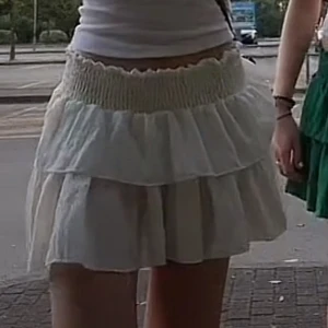 Mini volangkjol - Jättesöt volangkjol köpt i italien, tyvärr har nåra trådar från midjebandet gått av så jag drog ut de(man ser om man jämför bild ett och två), men annars är den i bra skick Skriv om mer info behövs
