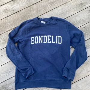 Bondelid tröja  - Säljer en marinblå sweatshirt från Bondelid, den är inte super tjock. Väligt fint skick. 