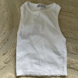 Zara topp  - Ribbad & croppad topp, använd fåtal gånger.