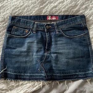 Jeanskjol - Superfin jeanskjol i stl m. Midjemått rakt över 41cm och längd 34cm💕 superbra skick, säljer då den var för stor på mig💕