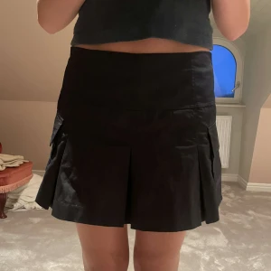 Cargokjol - Säljer min alldeles perfekta svarta Cargokjol då den är för liten. Använd en gång och i nyskick då den blev för liten och nu hoppas jag någon kan få mer användning av den. Helt perfekt passform och lite lågmidjade och funkar till allt!! 