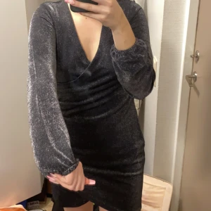 Glittrig klänning  - Glittrig klänning i strl S, använd 2 ggr. Köpt för 500 säljs för 250+ frakt🤍