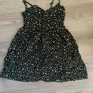 Klänning - Klänningen har resår på överdelen och därav passar den även mindre storlekar än 40