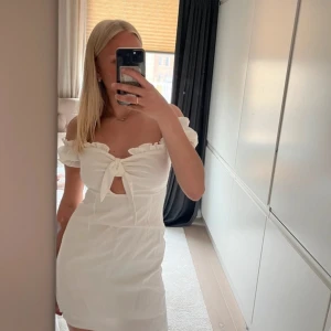 Vit klänning  - Använd fåtal gånger, väldigt fin 