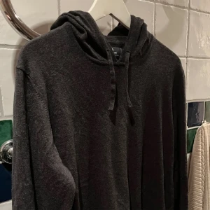 Kashmirhoodie  - Tjena, säljer denna kashmirer blend tröjan. Den är i väldigt bra skick och har knappt blivit använd. Har ni några frågor så är de bara o ställa🙌🙌