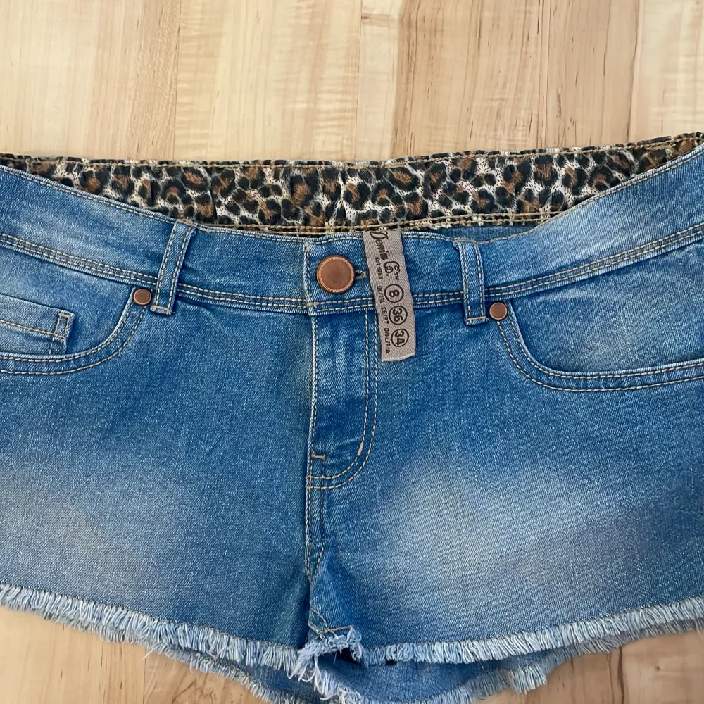 Lågmidjade jeansshorts med leopard mönster på insidan!💛 storlek s/xs. Shorts.