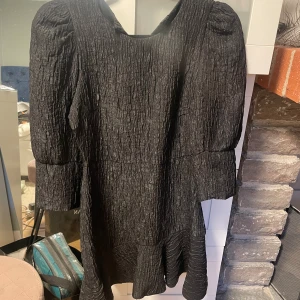 Klänning Zara - Super fin svart klänning från Zara i storlek Xs, aldrig använd så helt ny fast utan prislapp kvar