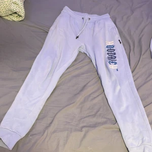 Hoodrich set blå - Byxorna har lite fläckar från tvätten då färg har gått bort samt lite oljefläckar som inte är så synliga hoodien har en liten fläck på luvan också Skick 7.5/10 storlek S.