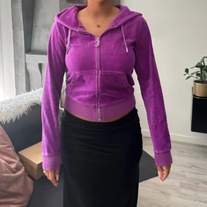 Juicy Couture tröja  - Denna fina lila juicy tröjan är i storlek S och har bara använt ca fem gånger. Därför är den fortfarande i väldigt bra skick 
