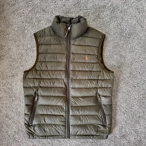 Polo Ralph Lauren väst  - Polo Ralph Lauren väst Oliv grön & orsnge loga Storlek: xs Nypris 2900kr