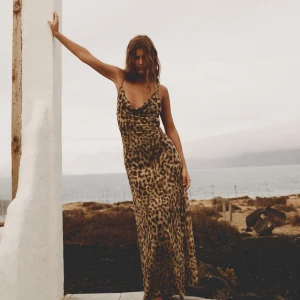 Klänning leopard - Jätte fin klänning från zara i leopard. Aldrig använd ! Storlek M men passar också en S.