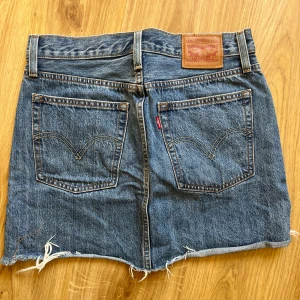 Levis kjol  - Söt Levis kjol, storlek 26 så typ s/m, skriv för mått🫶