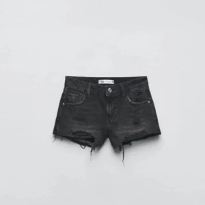Jeansshorts  - Säljer dessa super fina jeansshorts från zara💕 