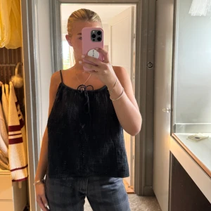 Topp - Söt topp från HM. Storlek L men passar mig som vanligtvis har S då de har justerbara band!💛