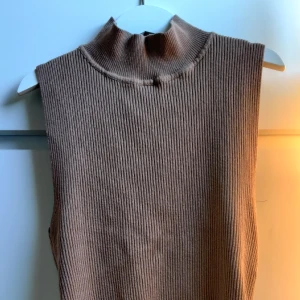 Beige/gammelrosa halterneck ribbed - En liten turtleneck som passar fint under en väst, koftor och jackor 💟 Frakt ingår 💟