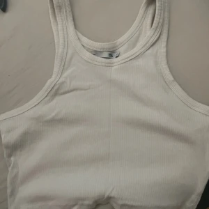 Cremevitt linne  - Ribbat material, croppad modell Från lager 157 i stl M